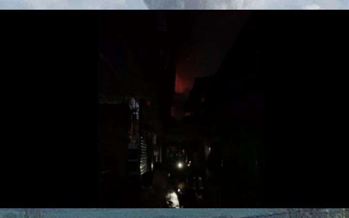 সিলেটে হকার্স মার্কেটে ভয়াবহ আগুন: কয়েক কোটি টাকার ক্ষতির আশঙ্কা
